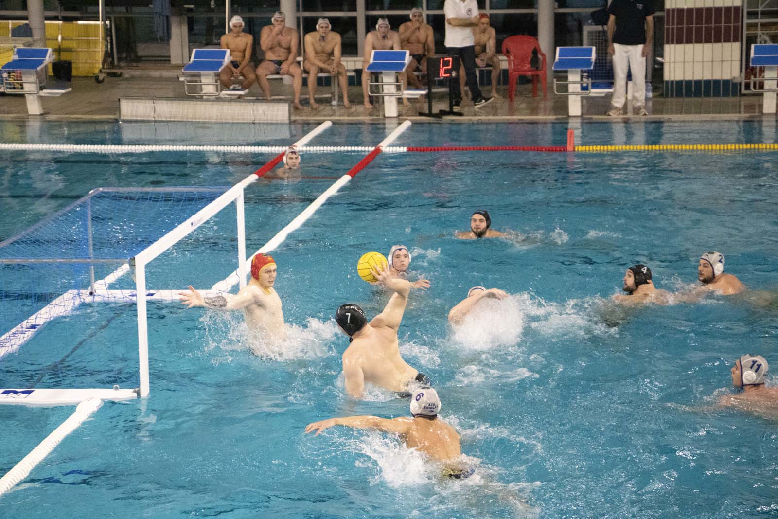 V derbiju kola je Calcit Waterpolo z zadnjim napadom podaril zmago Kranjčanom